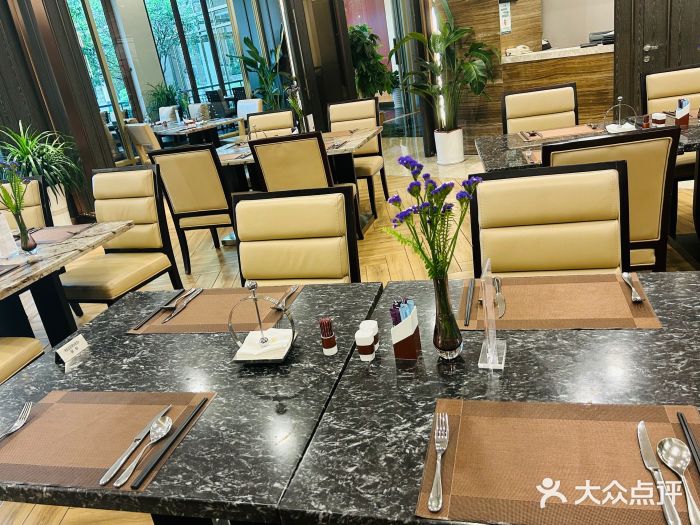东莞旗峰山酒店及行政公寓·莱斯西餐厅图片