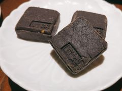 芝麻流心奶黄姑嫂小方-佬泰丰斋· 乌镇茶食餐厅