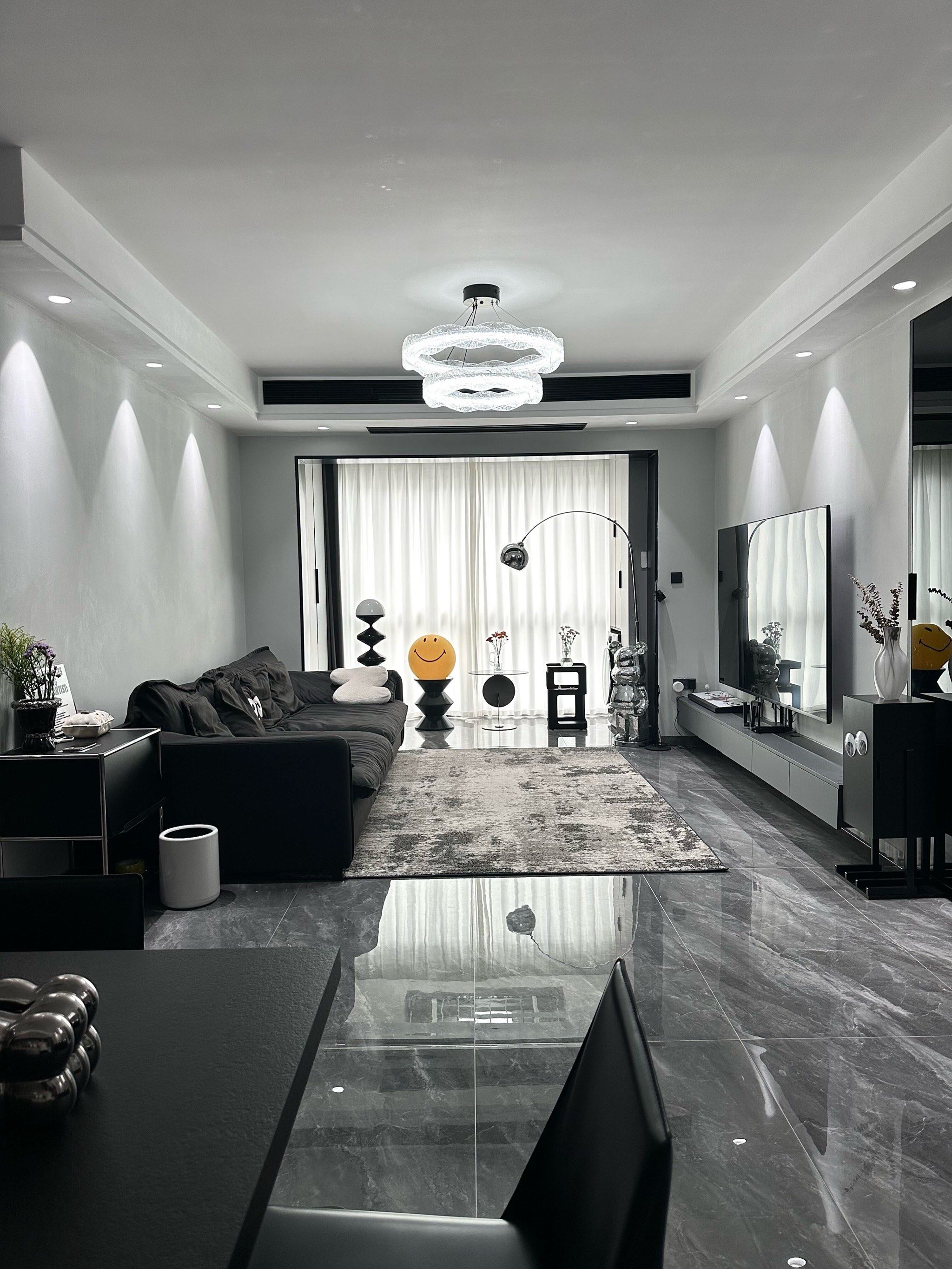 简约黑白灰装修风格
黑色餐桌黑色沙发搭配柔软地毯
真的好享受宅