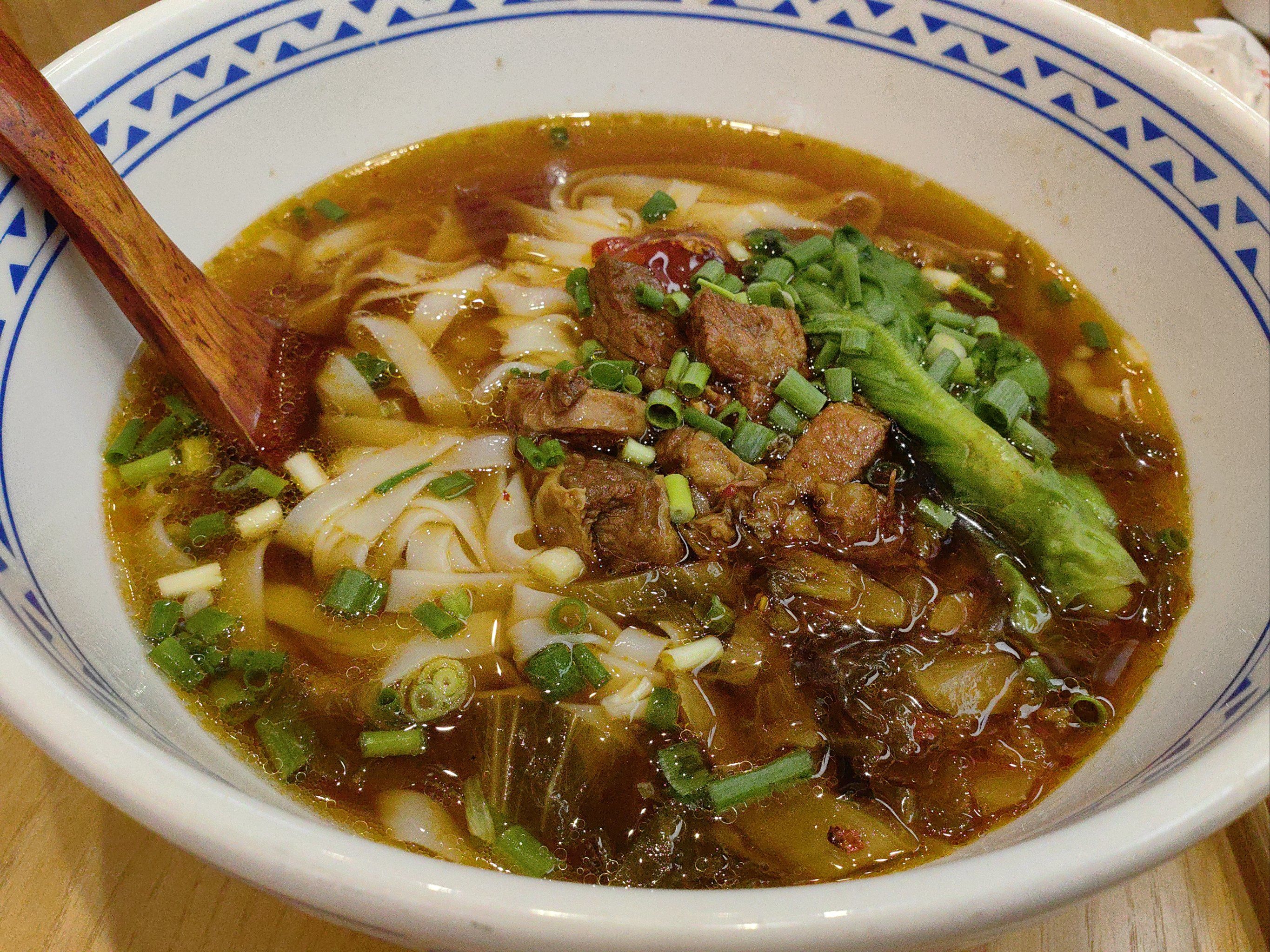 这家酸菜牛腩粉味道真不错,服务环境都很好