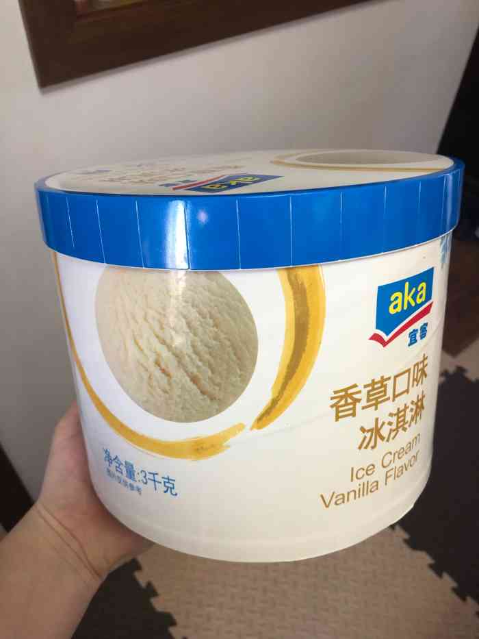了一趟麦德龙,人还挺多的,到冰柜这里一看就剩下两个香草味的冰淇淋了