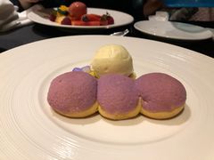 酒心泡芙配朗姆酒提子干蛋糕-圣丰索菲特·法国餐厅