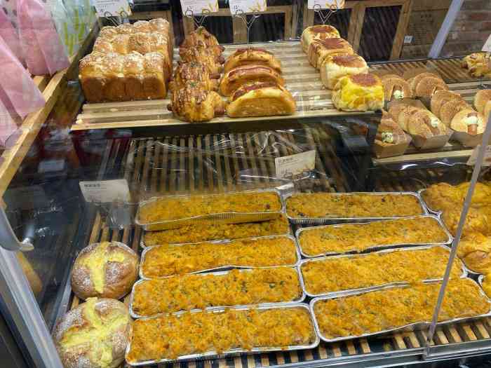 记得曾经最爱吃的是肉松沙律包,五毛一个,现在面包品种越来越多啦,买