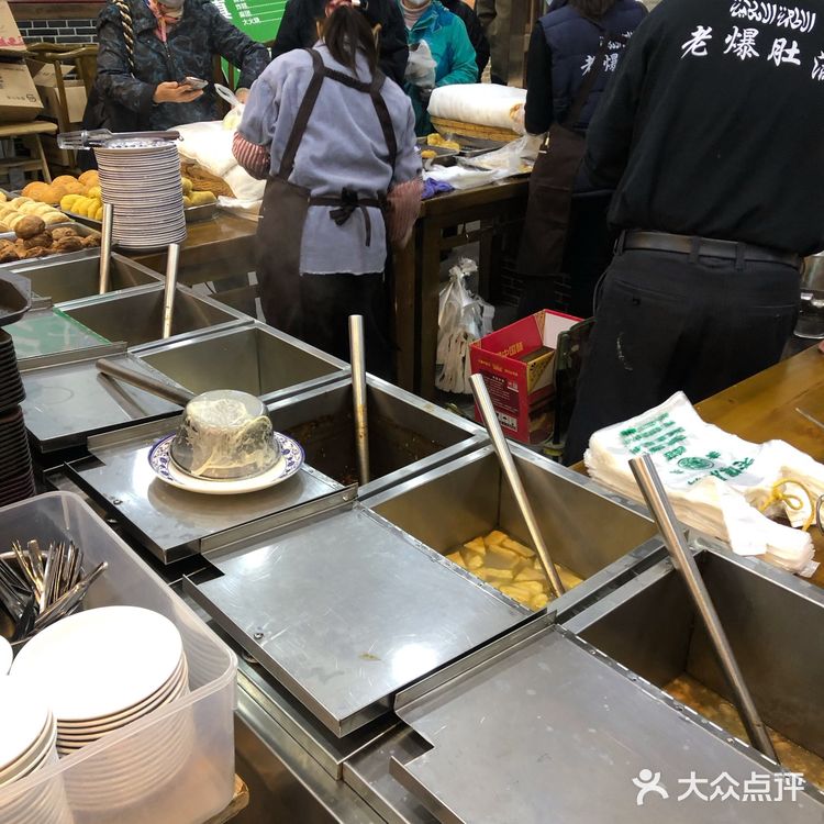 豆腐脑，包子，油饼，糖油饼，麻团