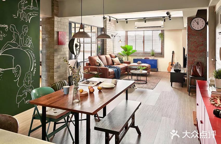 今日分享卧室到客厅的玻璃隔断让人眼前一亮！