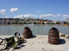 -多瑙河畔鞋履雕塑