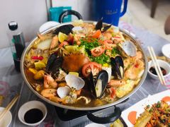 招牌泰式海鲜乳猪煲-凤城康记饭店