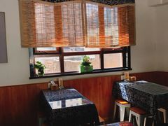 靠窗位-八两八金·莱芜特色炒鸡(市南漳浦路店)