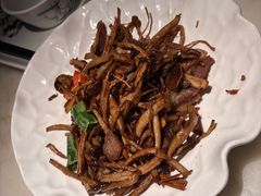 茶树菇小炒肉-吴越荣记苏州菜·松鼠桂鱼(月光码头店)