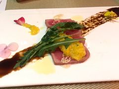 日本蓝鳍金枪鱼色拉配蒜香芝麻酱-YUE·6·西式融合餐厅(外滩六号店)