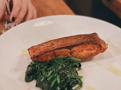 煎三文鱼配炒菠菜-La Tavernetta(Bar à Vin)(乌鲁木齐路店)