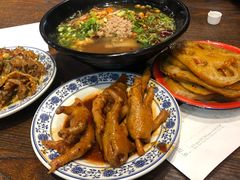 -爆炸头阿姨小四川正宗川味小吃(无任何分店)
