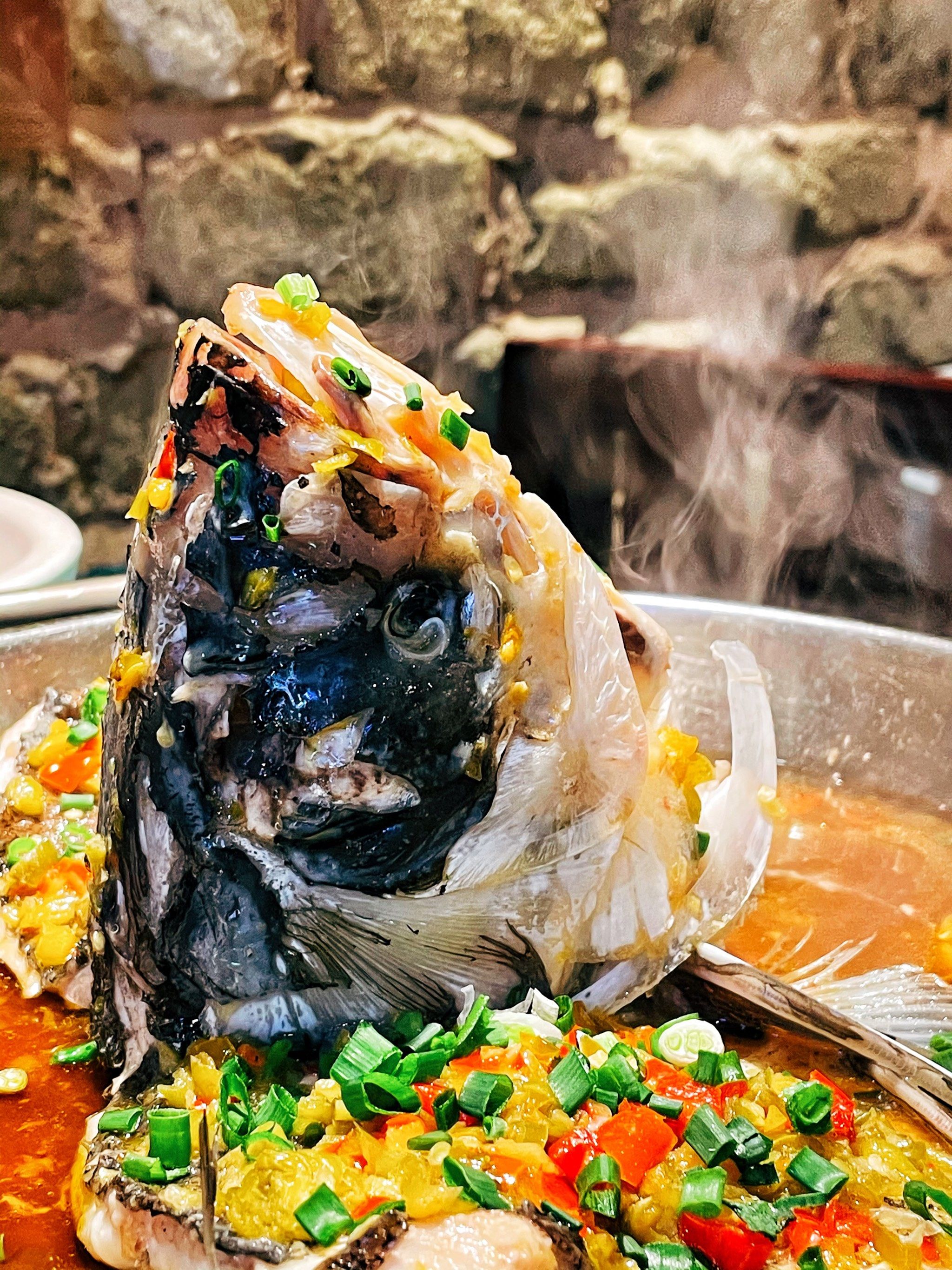 湘菜馆里必吃的鱼头有点霸气吖!