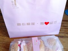 草莓泡芙-壹心榴莲千层蛋糕甜品店