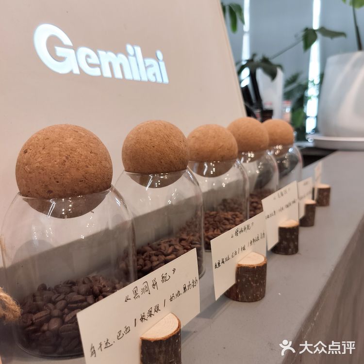 绿植环绕的咖啡馆