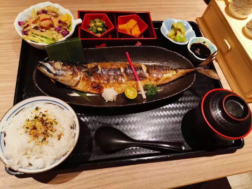 口味: 盐烤青花鱼定食——价值三十多,性价比超高,很是精致,种类丰富