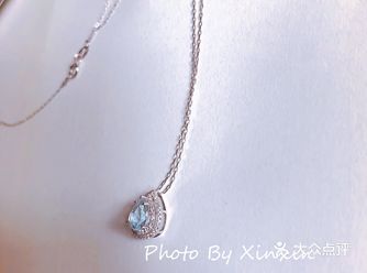 款式：中间主石是海蓝宝石，外面一圈钻石