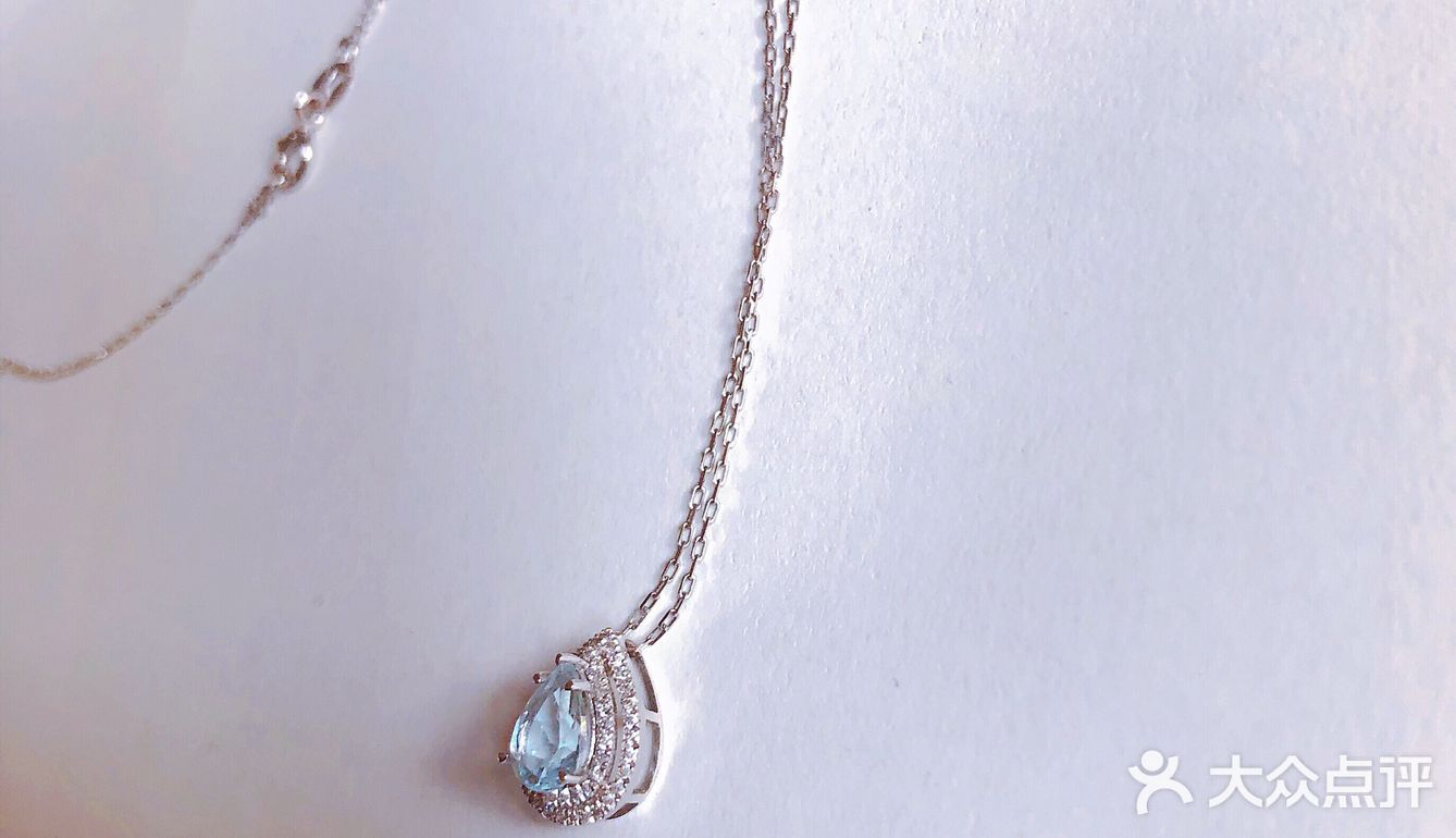 款式：中间主石是海蓝宝石，外面一圈钻石