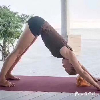 美好的一天从瑜伽开始，转发分享下犬式：  下犬式的好