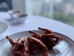 玻璃皮润烧乳鸽王-富力丽思卡尔顿酒店·丽轩中餐厅