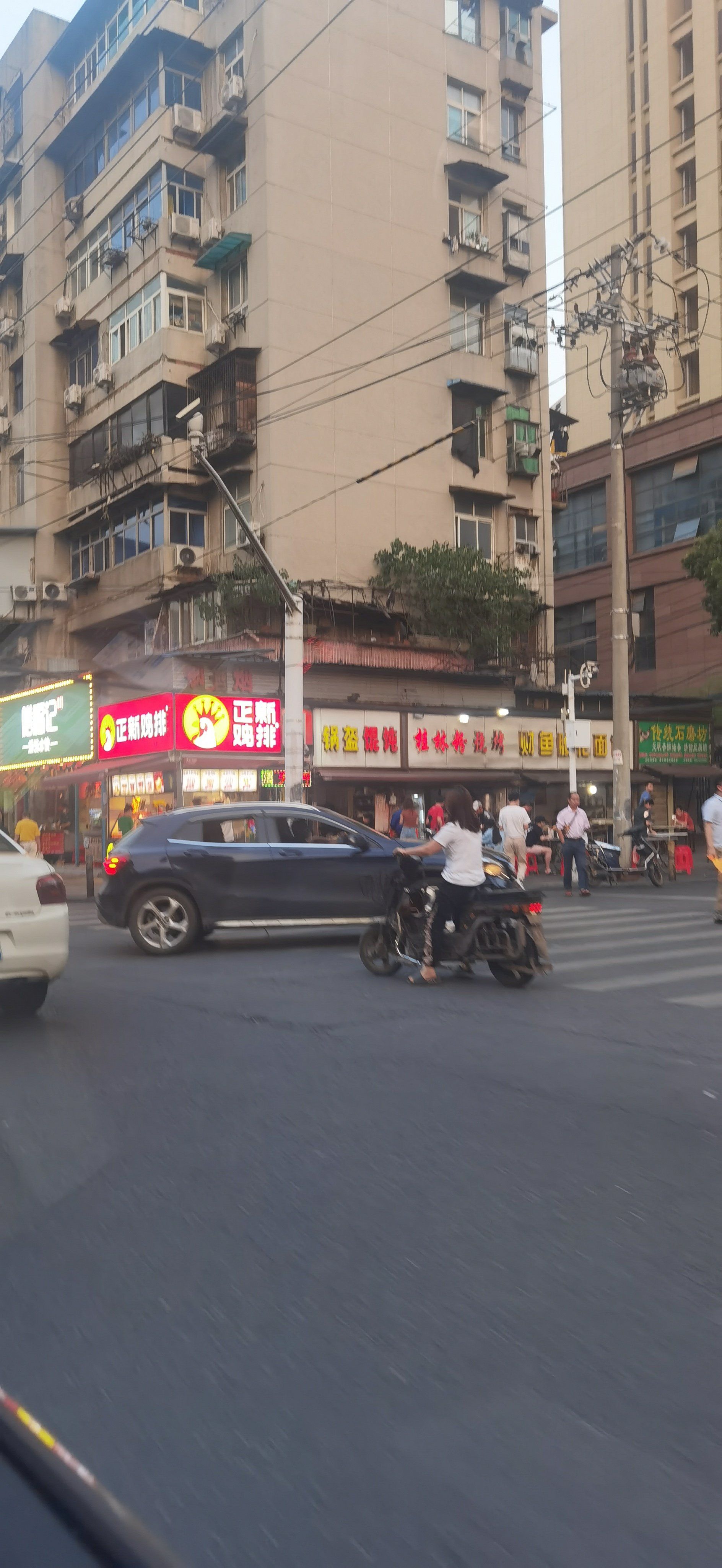 0元玩转这座城 
王家湾这边最著名的就是玫瑰街了.