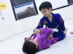 -菠萝格斗巴西柔术训练馆