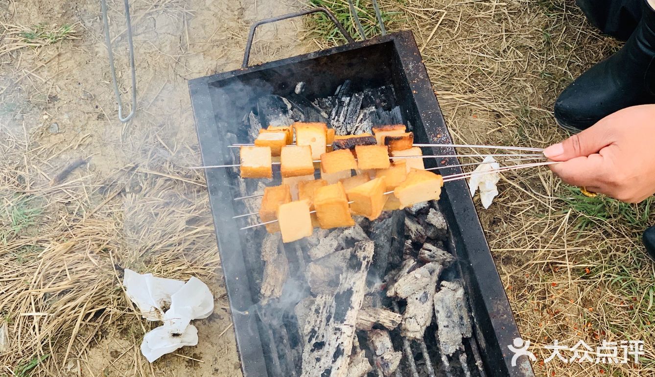 说着要烧烤，就和爸爸他们去山脚下