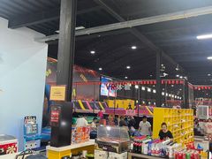 -嘿哟动霸CHUA·新潮玩运动娱乐中心·蹦床滑冰团建乐园