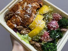 秘制鸡肉芒果牛油果沙拉-魏斯理汉堡(西安沣东吾悦店)