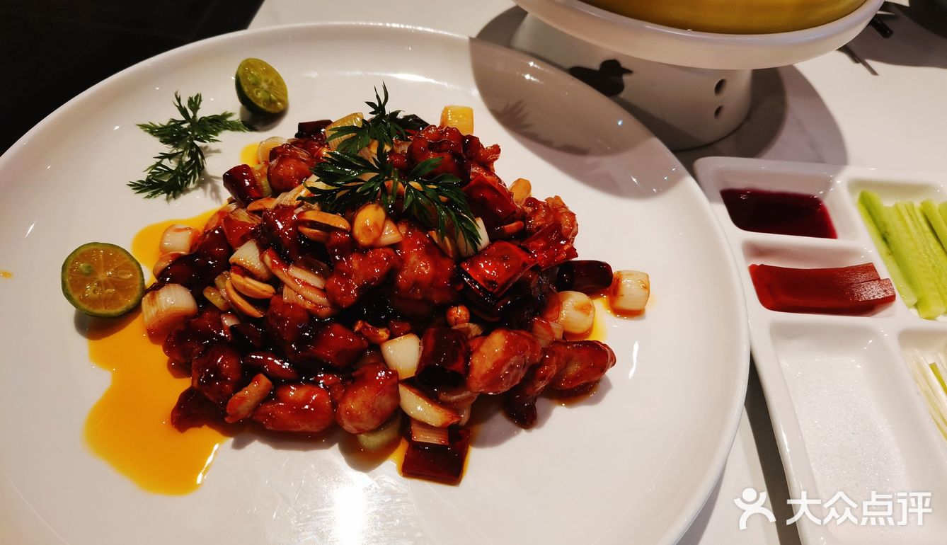 在前门粮食店街 一进门就倒了柠檬水并且上了免费的水果