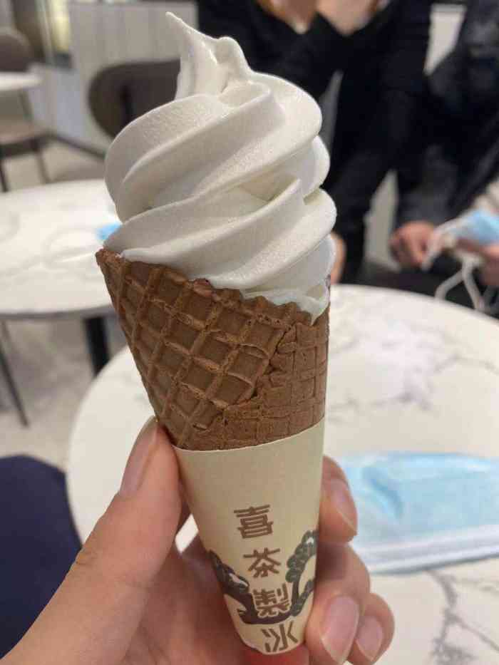 打分 第一次吃喜茶的甜筒挺不错哟 椰子味的甜筒比较好吃 葡萄的一般