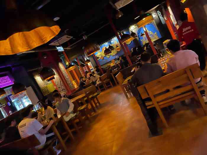 位置:欧洲城奥戈酒吧对面,来了就打算不醉不归!