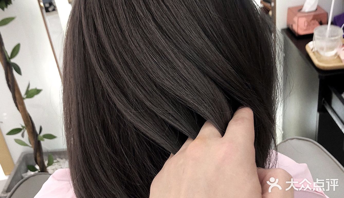 短发，铅笔灰