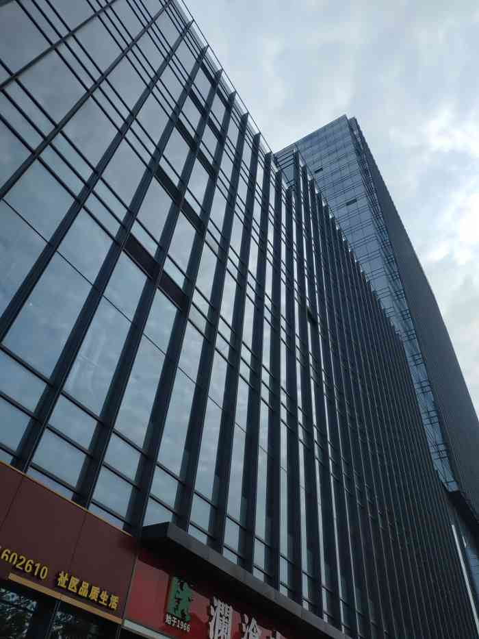 立白中心-"临江边的写字楼大厦,楼下是店铺,喜茶,全."-大众点评移动版