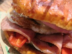 双蛋指椒牛肉汉堡-魏斯理汉堡(西安沣东吾悦店)