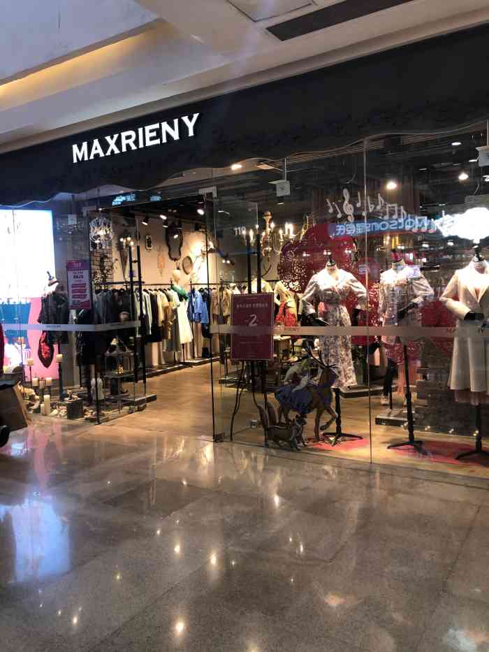 maxrieny(万达广场建邺店)-"在万达逛街看到这家店里面的衣服都超级