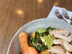 煎三文鱼牛油果色拉配鸡肉-Wagas沃歌斯(富力广场店)
