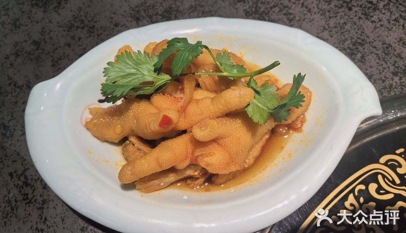 打开新世界大门。「港式腊味煲仔饭」煲仔饭酱油拌好
