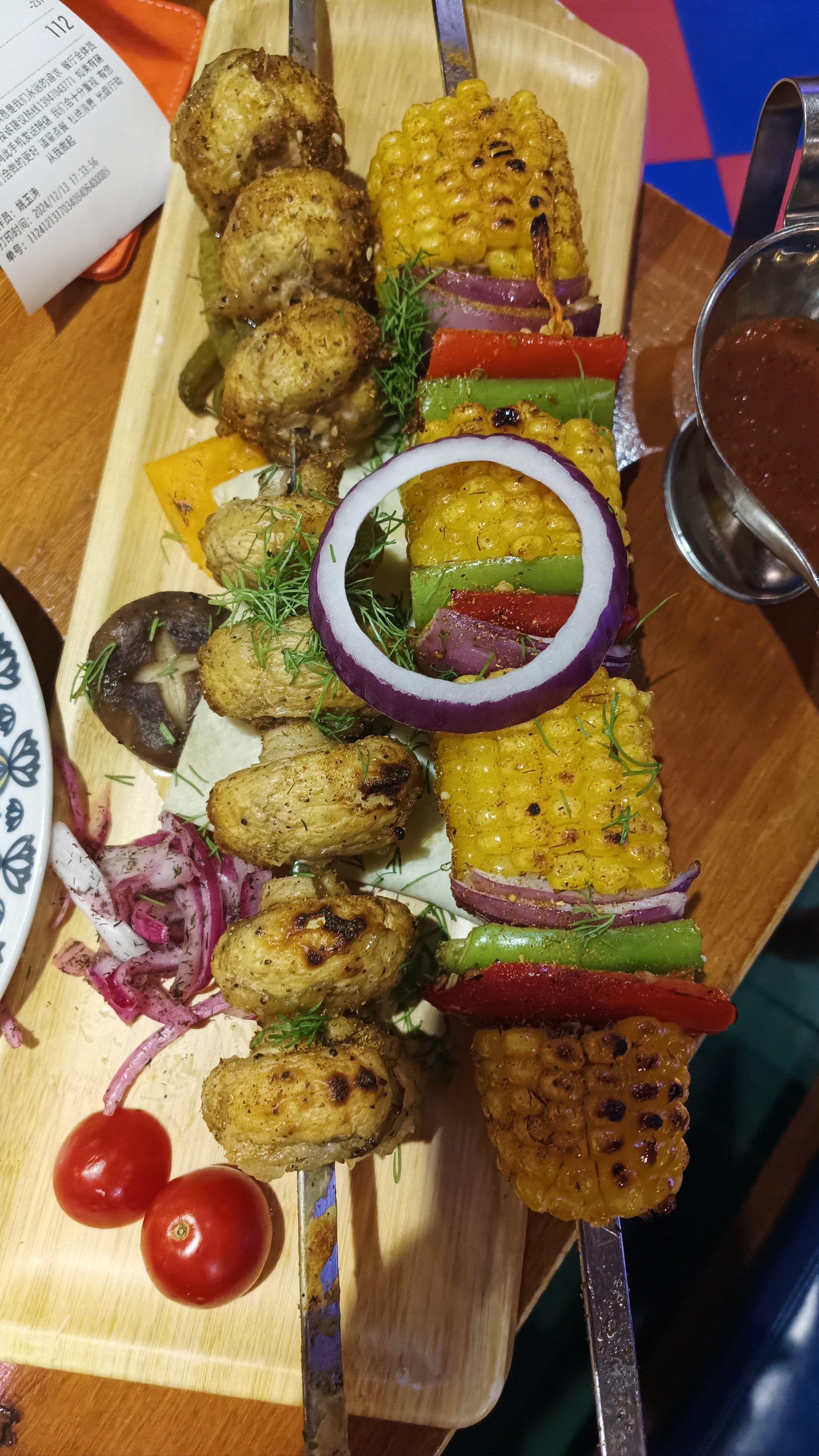 服务员穿着传统的俄罗斯服饰,热情地迎接每