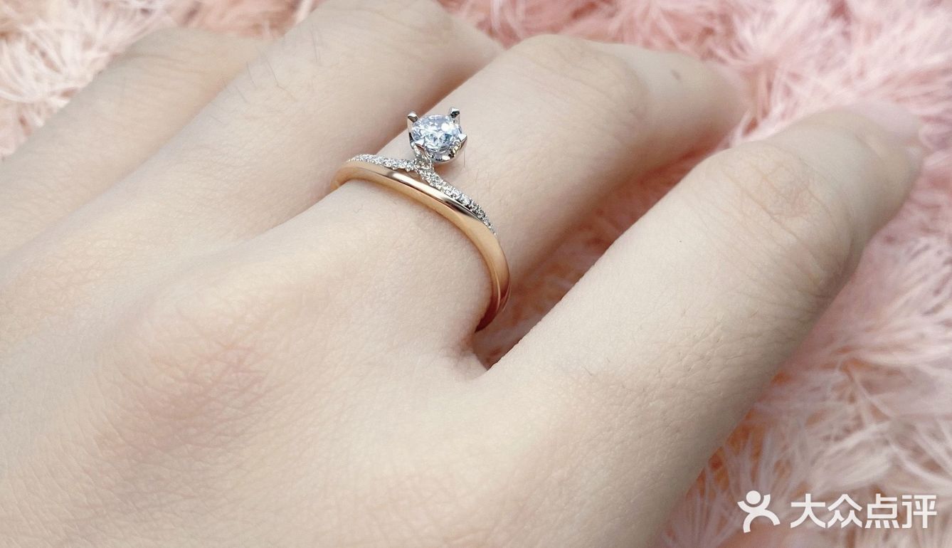 原来只是看中了女戒，特地跟男友到爱登珠宝看了样板