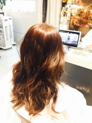 烫染颜色偏铜色，灯光下很亮丽。-ace hair salon top 无痕接发