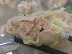 汤里的香菜末-海清宁记大馅云吞