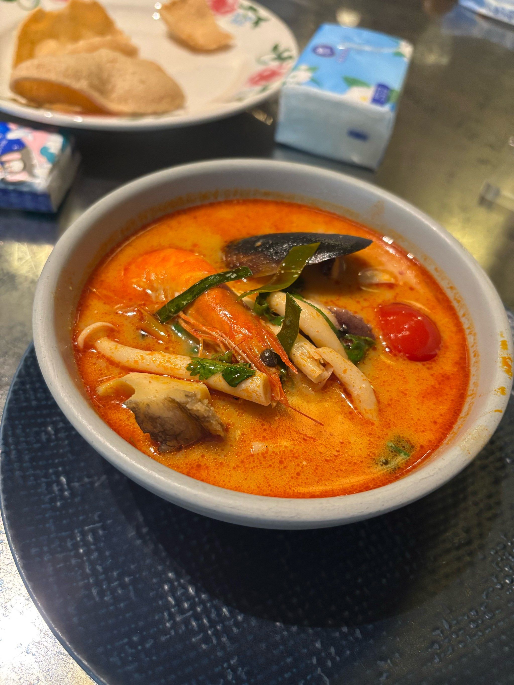 泰式冬阴功汤的口感非常清爽,酸辣适中,喝