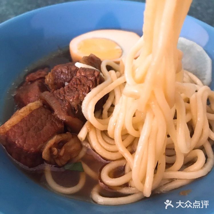 香喷喷牛肉面  材料：土豆、牛肉、姜块、花椒、蒜头、