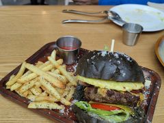 经典牛肉汉堡-HELLO 27 意面·沙拉·帕尼尼