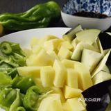 外面的地三鲜太油了！来看看不油的做法