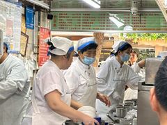 师傅们正在制作乌饭包油条-芳婆糕团店(王府大街店)