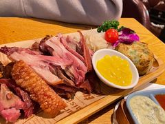 德式猪肘配酸椰菜土豆泥-味德西餐音乐酒吧 Wade's Bar&Grill