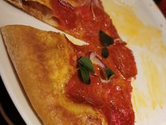 意大利腊肠比萨配腌番茄和干酪-WOLFGANG PUCK KITCHEN & BAR(迪士尼小镇店)