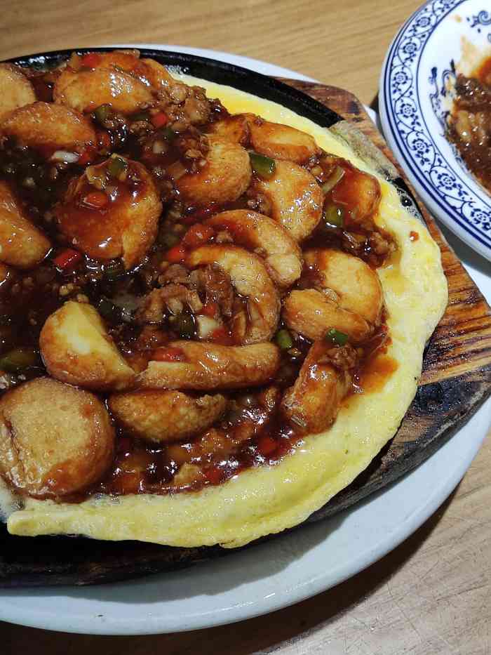 聚鑫烤鸭店"菜品不错,好吃,菜量也很大,送餐也很快.